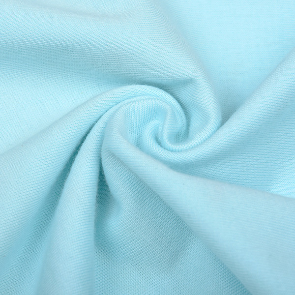 Modern, kék színű, rátéttel ellátott póló fiúknak