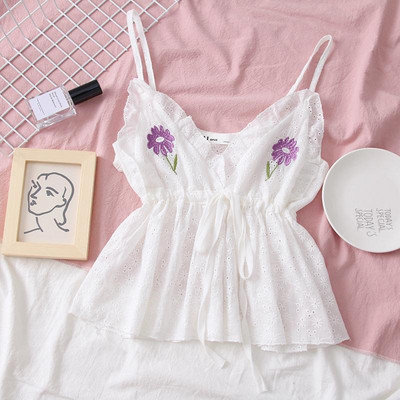 Modern női felső, fehér színben, hímzéssel és vékony pántokkal