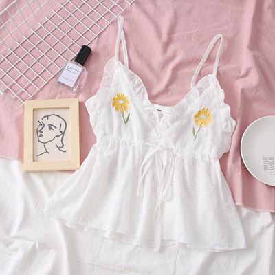 Modern női felső, fehér színben, hímzéssel és vékony pántokkal