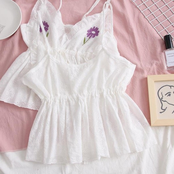 Modern női felső, fehér színben, hímzéssel és vékony pántokkal