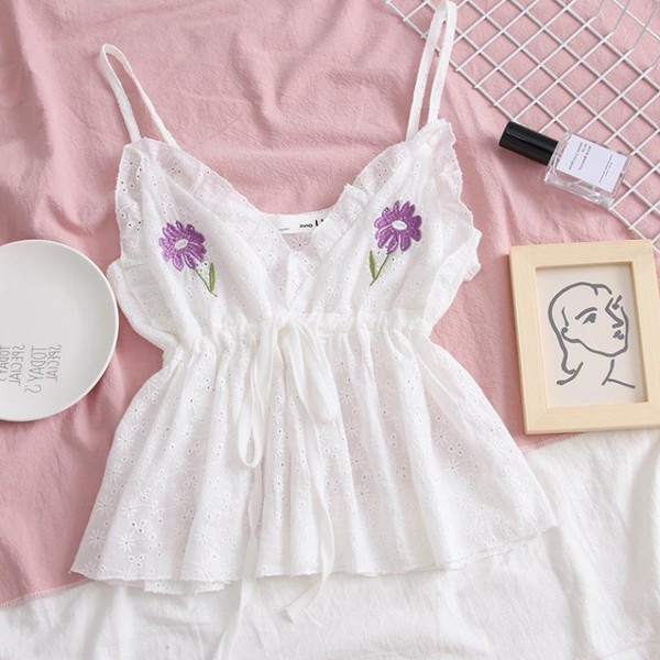 Modern női felső, fehér színben, hímzéssel és vékony pántokkal