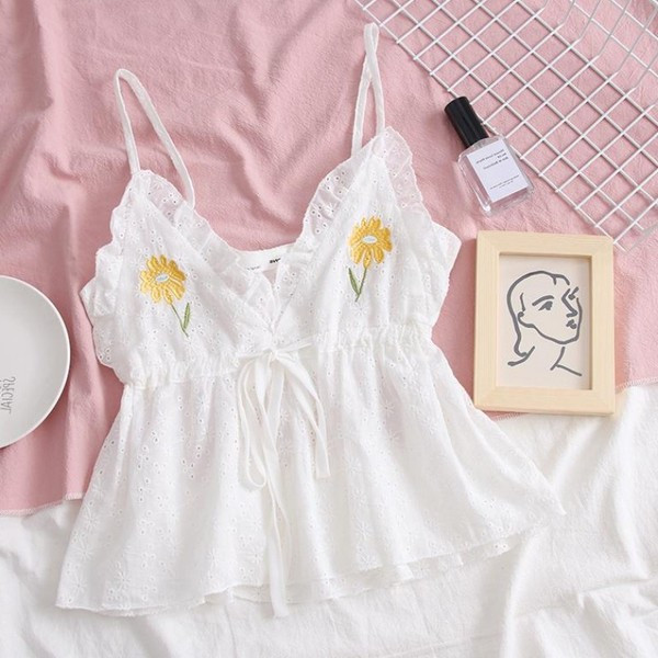 Modern női felső, fehér színben, hímzéssel és vékony pántokkal