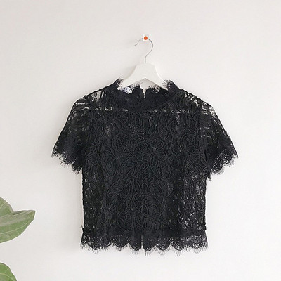 Modern női blúz fehér és fekete színben, csipkével