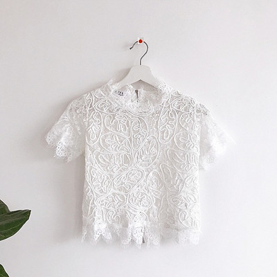 Modern női blúz fehér és fekete színben, csipkével