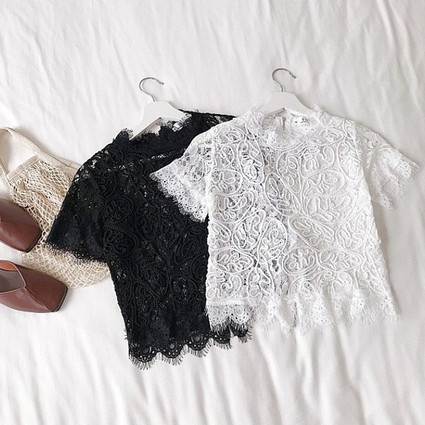Modern női blúz fehér és fekete színben, csipkével