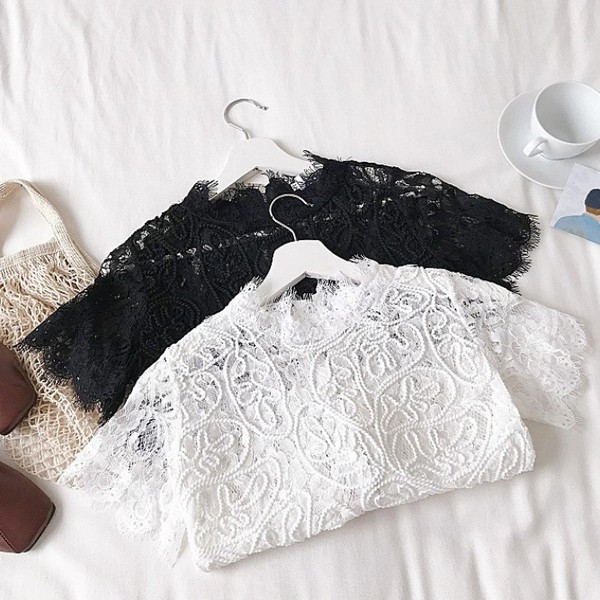 Modern női blúz fehér és fekete színben, csipkével