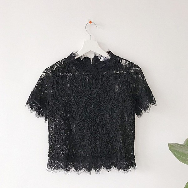 Modern női blúz fehér és fekete színben, csipkével