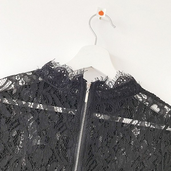 Modern női blúz fehér és fekete színben, csipkével