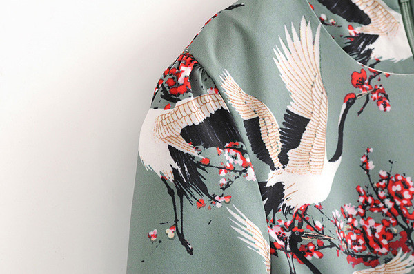 Stílusos női ruha színes rátéttel széles modellel