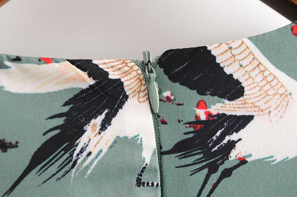 Stílusos női ruha színes rátéttel széles modellel