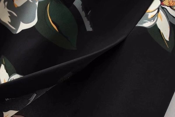 Rochie elegantă de damă cu model floral și decolteu în V