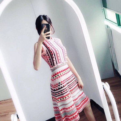 Modern női színes ruha szabású modell