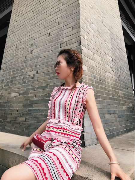 Modern női színes ruha szabású modell