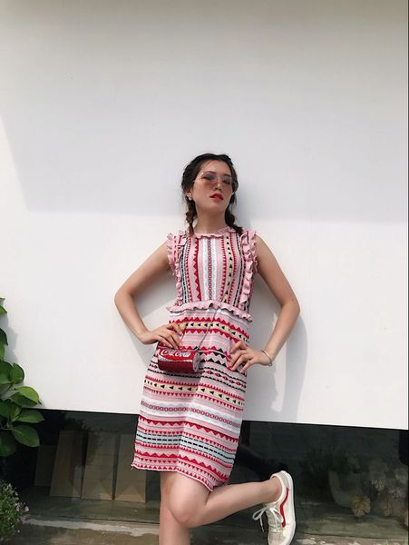 Modern női színes ruha szabású modell