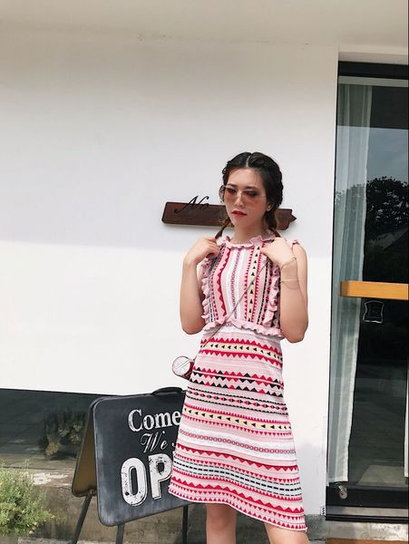 Modern női színes ruha szabású modell