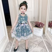 Stílusos gyerekruha két színben hímzéssel és 3D elemekkel