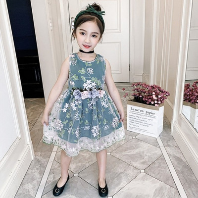 Stílusos gyerekruha két színben hímzéssel és 3D elemekkel