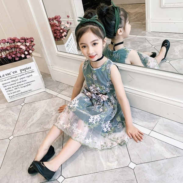 Stílusos gyerekruha két színben hímzéssel és 3D elemekkel