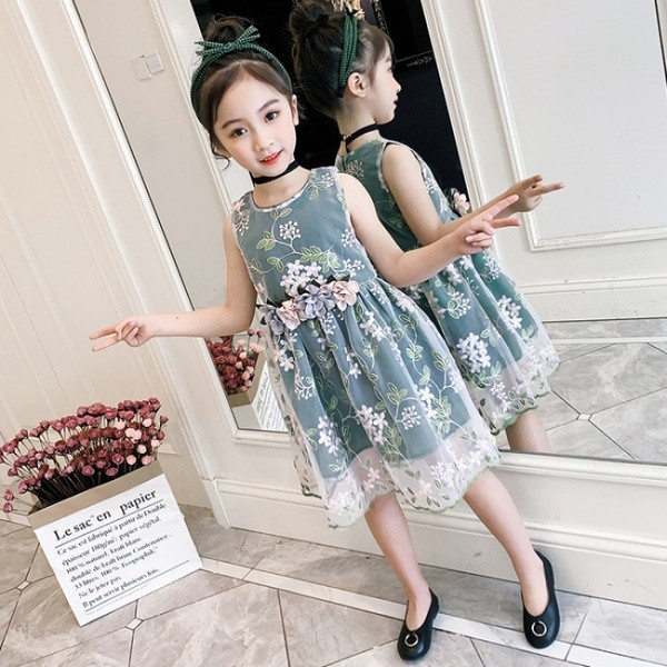 Stílusos gyerekruha két színben hímzéssel és 3D elemekkel