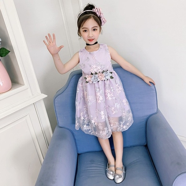 Stílusos gyerekruha két színben hímzéssel és 3D elemekkel