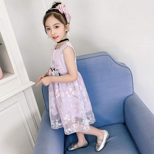 Stílusos gyerekruha két színben hímzéssel és 3D elemekkel