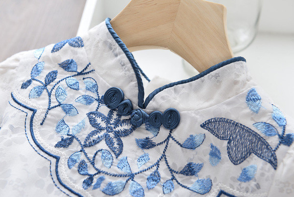 Gyermek szabású, hímzéssel ellátott ruha lányoknak