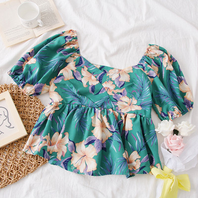 Színes női blúz virágos motívumokkal