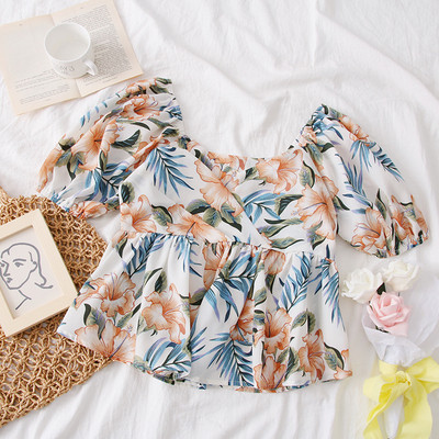 Színes női blúz virágos motívumokkal