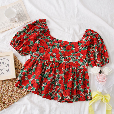 Színes női blúz virágos motívumokkal