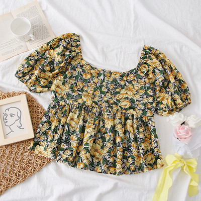 Színes női blúz virágos motívumokkal