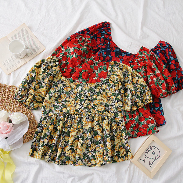 Színes női blúz virágos motívumokkal