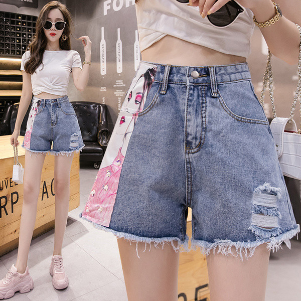 Modern női rövidnadrág rátéttel, szakadt motívumokkal