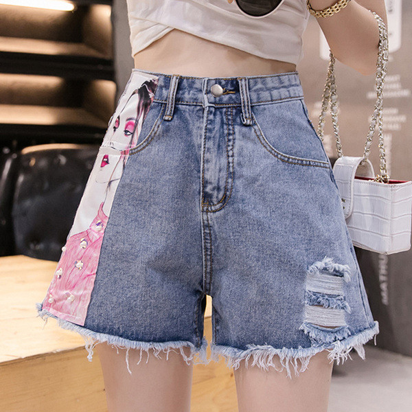 Modern női rövidnadrág rátéttel, szakadt motívumokkal