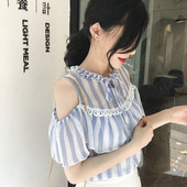 Modern női ing csupasz vállval és kék nyakkendővel