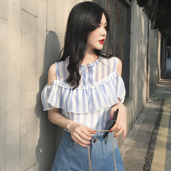 Modern női ing csupasz vállval és kék nyakkendővel