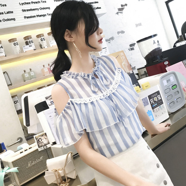 Modern női ing csupasz vállval és kék nyakkendővel