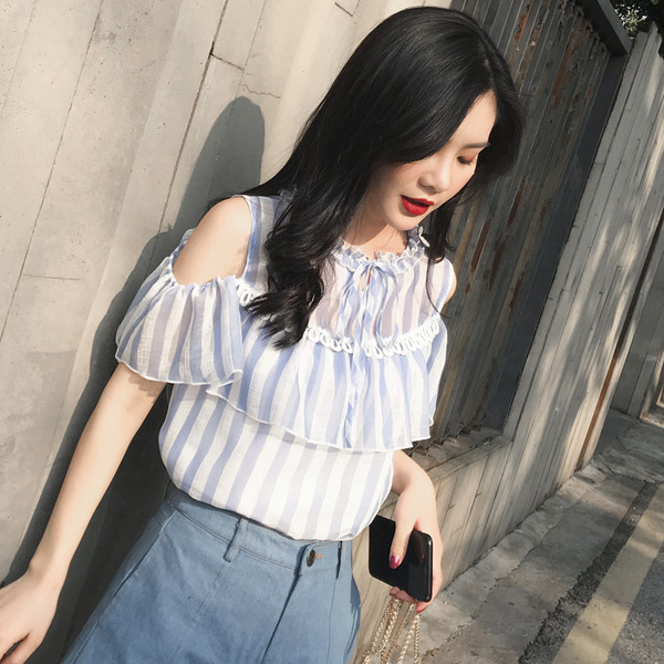 Modern női ing csupasz vállval és kék nyakkendővel