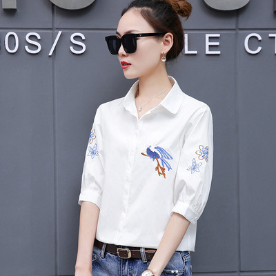 Cămașă modernă de damă cu broderie în alb