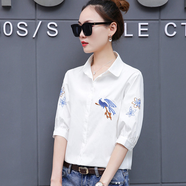 Cămașă modernă de damă cu broderie în alb