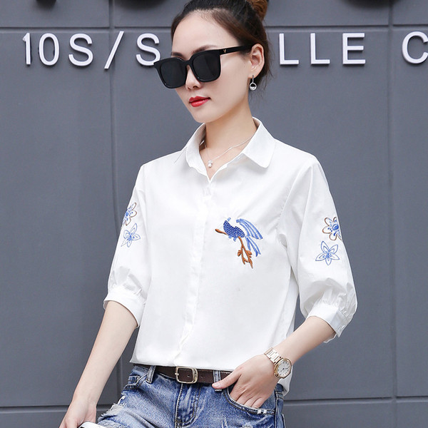 Cămașă modernă de damă cu broderie în alb