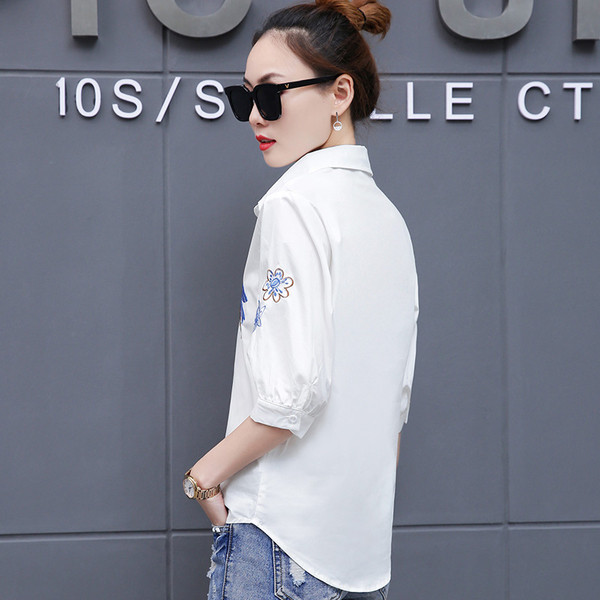 Cămașă modernă de damă cu broderie în alb