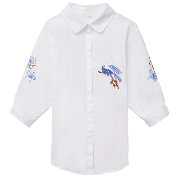 Cămașă modernă de damă cu broderie în alb