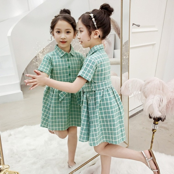 Rochie copii in carouri in doua culori cu maneci scurte si nasturi