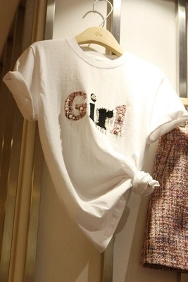 Modern női póló gyöngyökkel és felirattal három színben