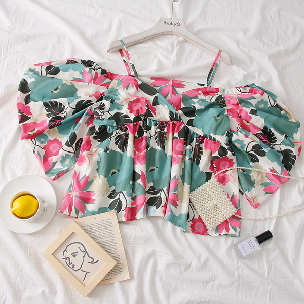 Színes női blúz csupasz váll