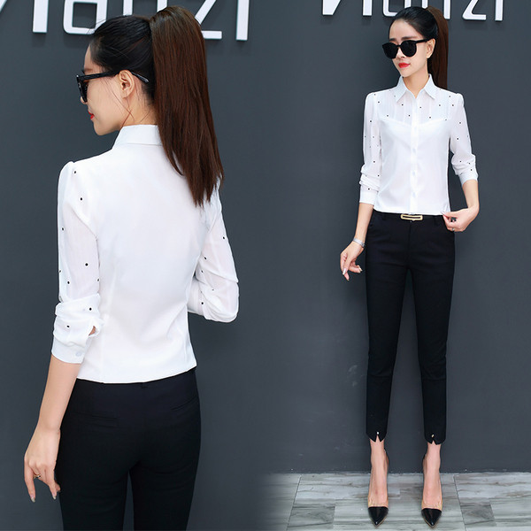 Cămașă de damă actuală cu buline de culoare albă