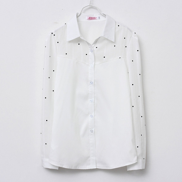 Cămașă de damă actuală cu buline de culoare albă