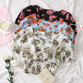 Női blúz három színben virágos motívumokkal