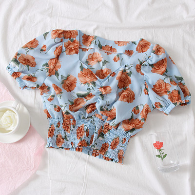 Női blúz három színben virágos motívumokkal