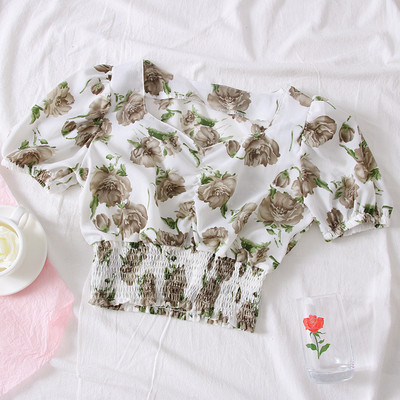 Női blúz három színben virágos motívumokkal